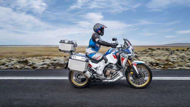 Africa Twin Adventure Sports mit Fahrer auf der Straße