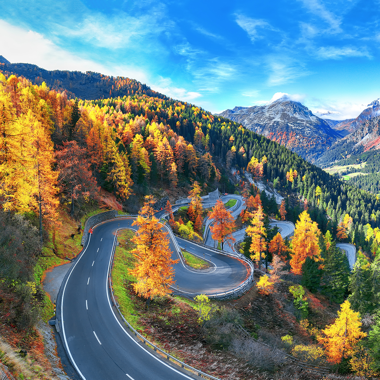 Atemberaubender Blick auf die Maloja-Passstraße im Herbst. Bunte Herbstszene in den Schweizer Alpen. Ort: Malojapass, Engadin, Kanton Graubünden, Schweiz, Europa