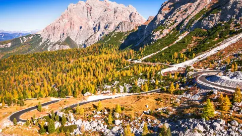 Passo Valparola, Italien. Blick auf Serpentinen in Tirol, Dolomiten. Blick vom Passo di Valparola auf den Cima Cunturines (3.064 m) im Herbst bei Cortina d'Ampezzo, Belluno in Italien