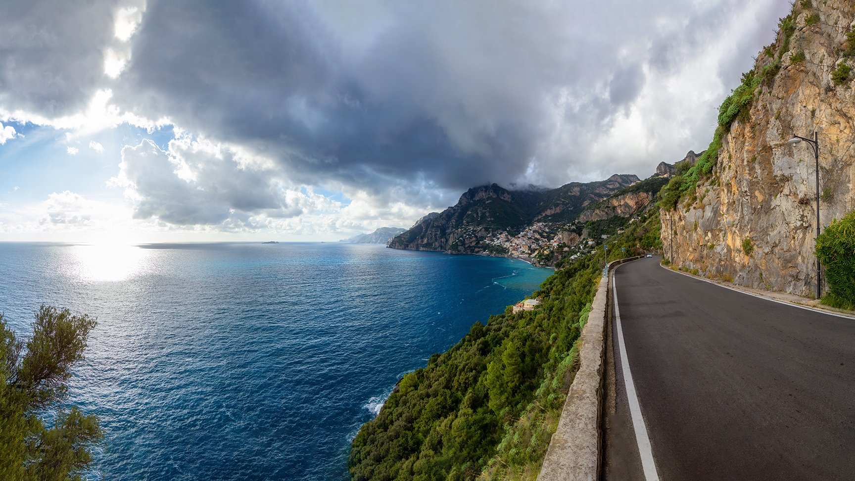 Malerische Straße über felsigen Klippen und Berglandschaft am Tyrrhenischen Meer. Amalfiküste, Positano, Italien. Abenteuerreisen. Panoramaansicht