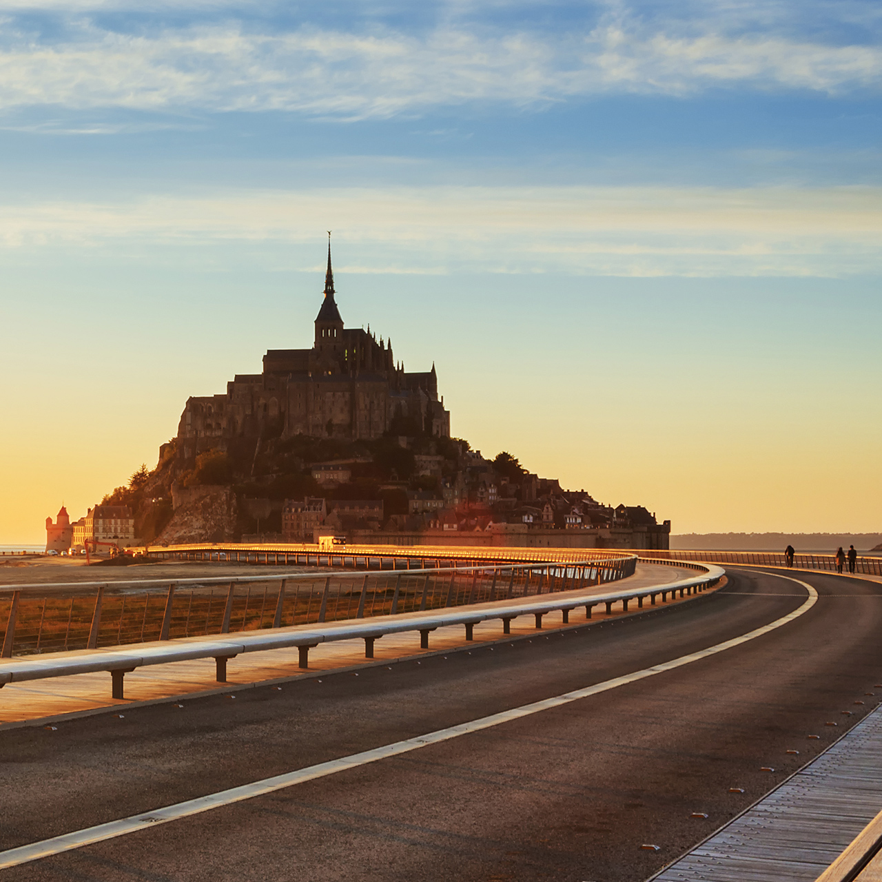 Straße zum Mont-Saint-Michel bei Sonnenuntergang, Normandie, Frankreich.