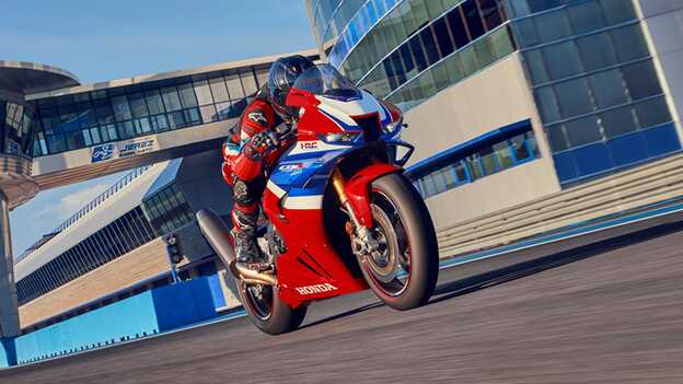 CB1000RR-R Fireblade mit Fahrer auf einer Geraden auf der Rennstrecke