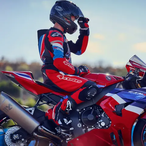 Fireblade mit Fahrer vor der Fahrt auf die Strecke.