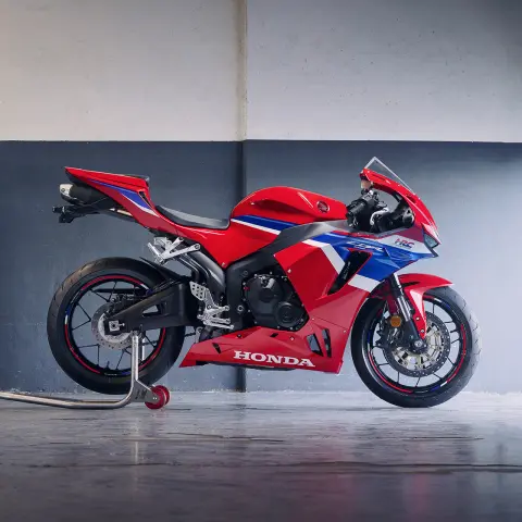 Die CBR600RR steht in der Box und ist bereit, auf die Strecke zu gehen.