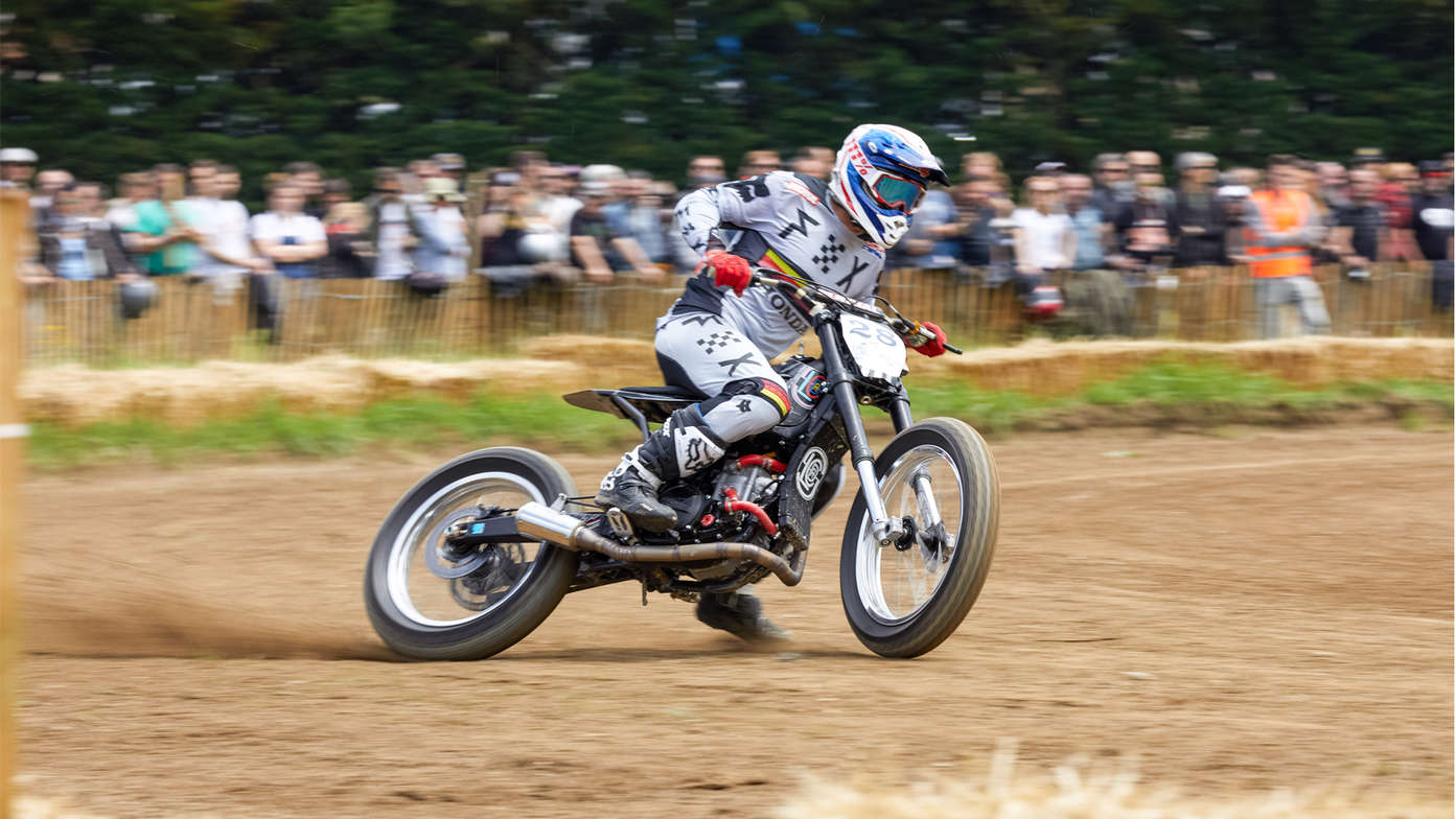 CRF450 Flat Tracker auf der Rennstrecke