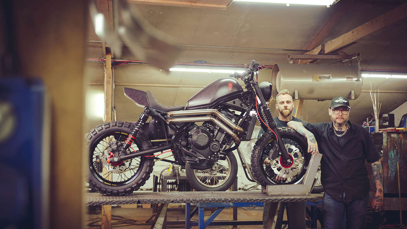 Russ Brown und Dan Gold neben der Honda CMX500 Rebel im Custom-Look