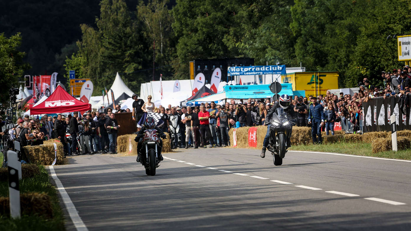 Freddie Spencer auf einer individuell gestalteten Fireblade bei einem Rennen gegen eine VFR1200F.