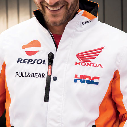 Lächelnder Mann mit Honda Rennpullover.