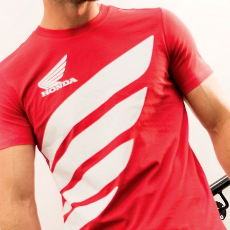 Mann mit Honda Wings-Shirt.