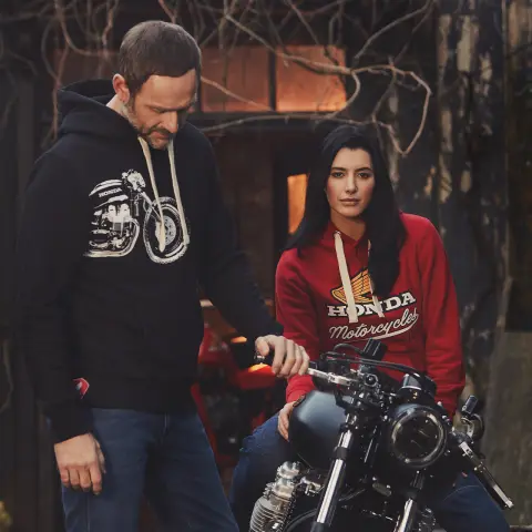 Honda Vintage-Kollektion von 2024 mit Models und Motorrad