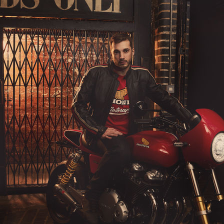 Mann in Honda Vintage-T-Shirt.