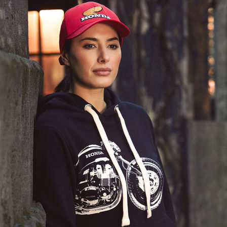 Frau in Honda Vintage-Hoodie und Baseball-Kappe. 