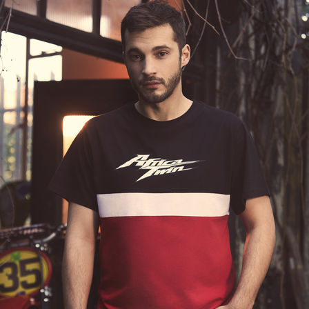 Mann in Honda Vintage-T-Shirt mit Africa Twin-Logo.