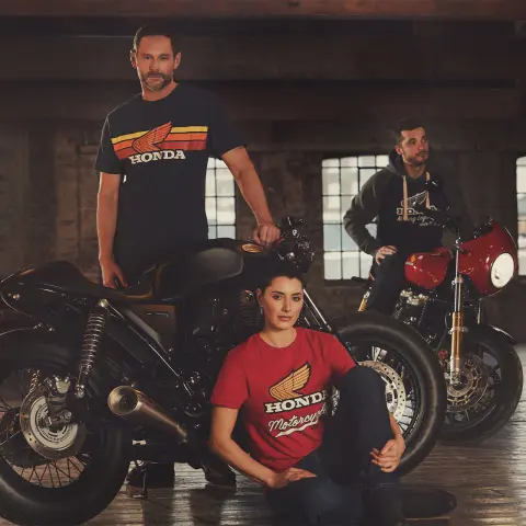 Honda-Bekleidung 2024 mit Models auf Treppen und Vintage-Motorrädern