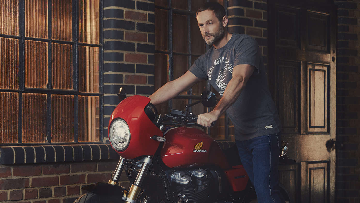 Mann in Honda Vintage-T-Shirt.