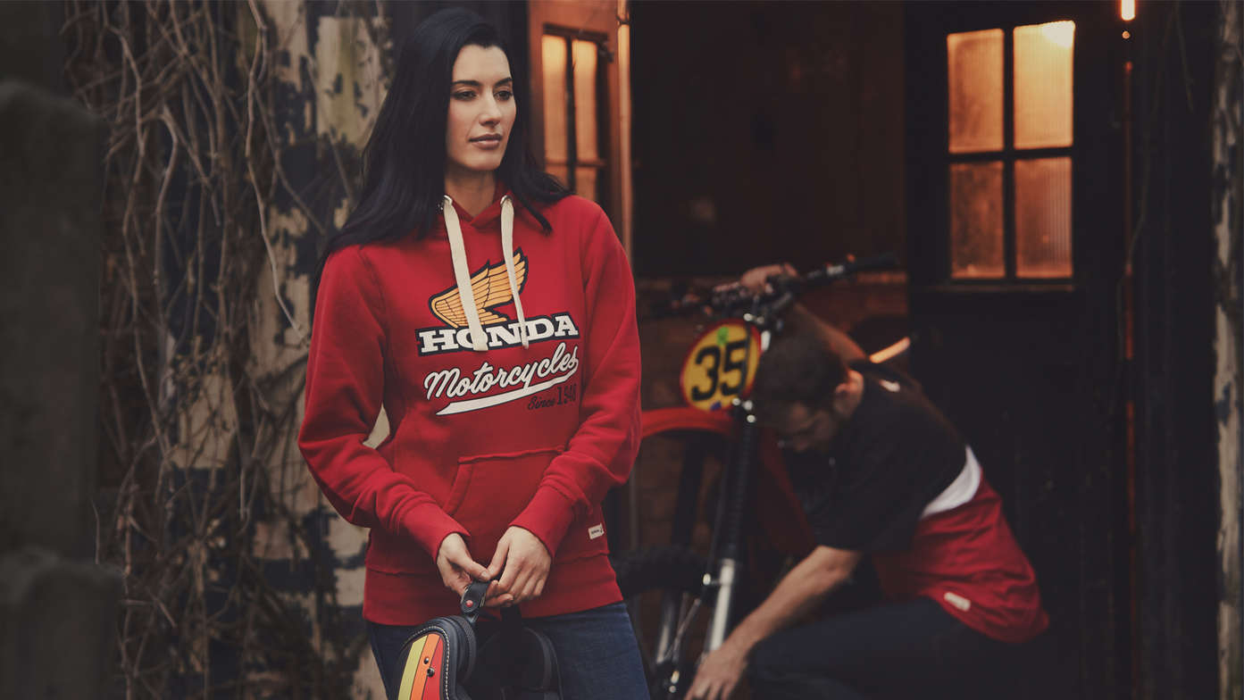 Mann und Frau in roten Honda Vintage-Hoodies. 