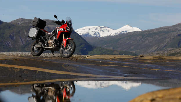 Africa Twin, abgestellt, mit Bergen im Hintergrund