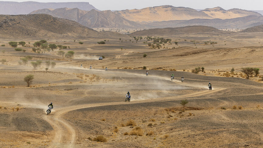 Marokkanische Landschaft mit Honda Adventure Fahrern auf der Straße.