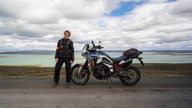 Vanessa Ruck neben einer Africa Twin. 