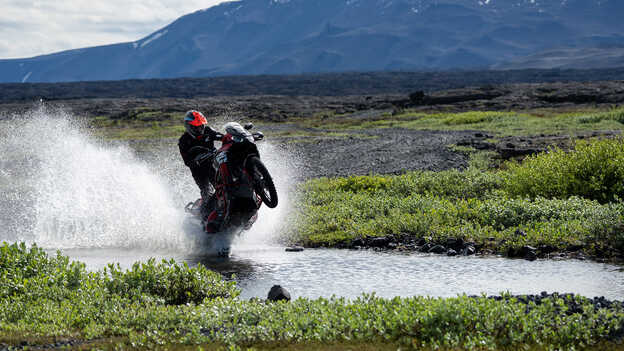 Kiran Mirabet fährt mit der Africa Twin durch Wasser. 