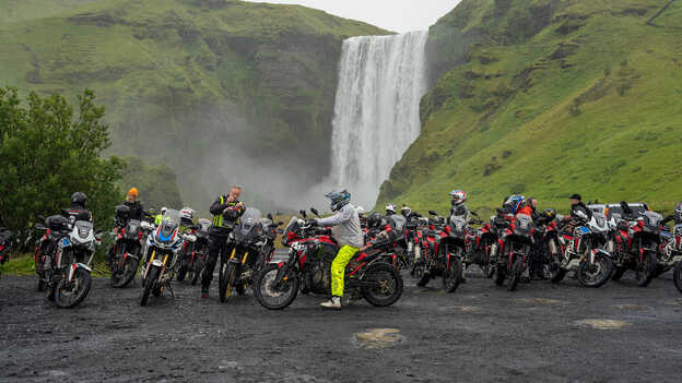 Honda Adventure Roads Fahrer, die das Ende ihres Abenteuers feiern.