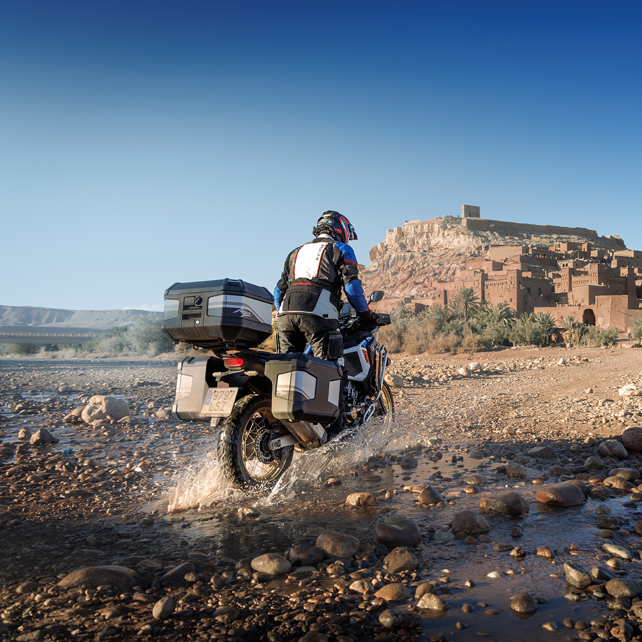 Fahrer einer CRF1100 ATAS mit Touring-Zubehör, Heckansicht.
