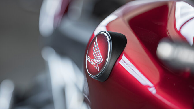 Honda Wings-Logo auf einem Kraftstofftank