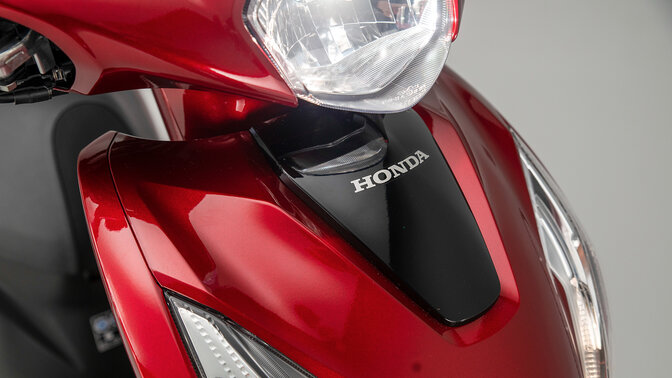Honda Vision 110, Nahaufnahme der Frontverkleidung und des Scheinwerfers