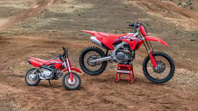 Honda CRF50R und CRF250R, abgestellt im Gelände