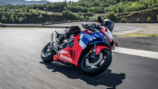 CBR1000RR-R Fireblade mit Fahrer auf der Strecke