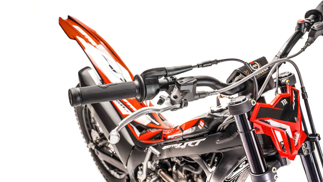 Nahaufnahme, Dreiviertel-Frontansicht Honda Montesa Cota 4RT 260R.