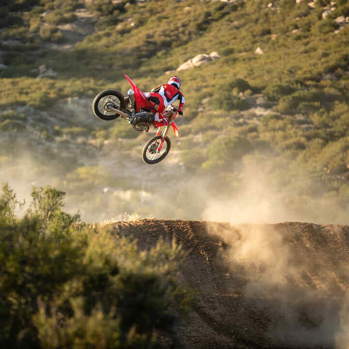 Honda CRF250R bei einem Sprung im Gelände