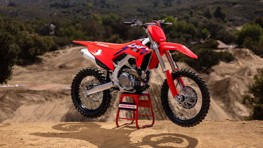 Zwei Fahrer bei Sprüngen mit der Honda CRF450R.