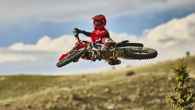 Honda CRF450R auf der Strecke mit Motorcross-Fahrer
