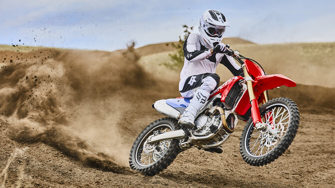 Honda CRF450R auf der Strecke mit Motorcross-Fahrer