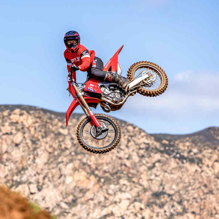 CRF450R auf der Strecke mit MX-Fahrer aufgenommen