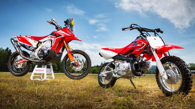 3/4-Seitenansicht der CRF50F, im Gelände geparkt. Nach rechts weisend.