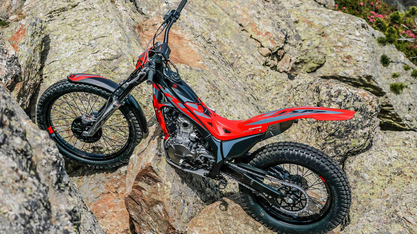 Montesa Cota 4RT, Seitenansicht, im Gelände.