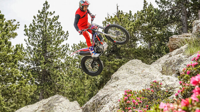 Toni Bou bei einem Stoppie