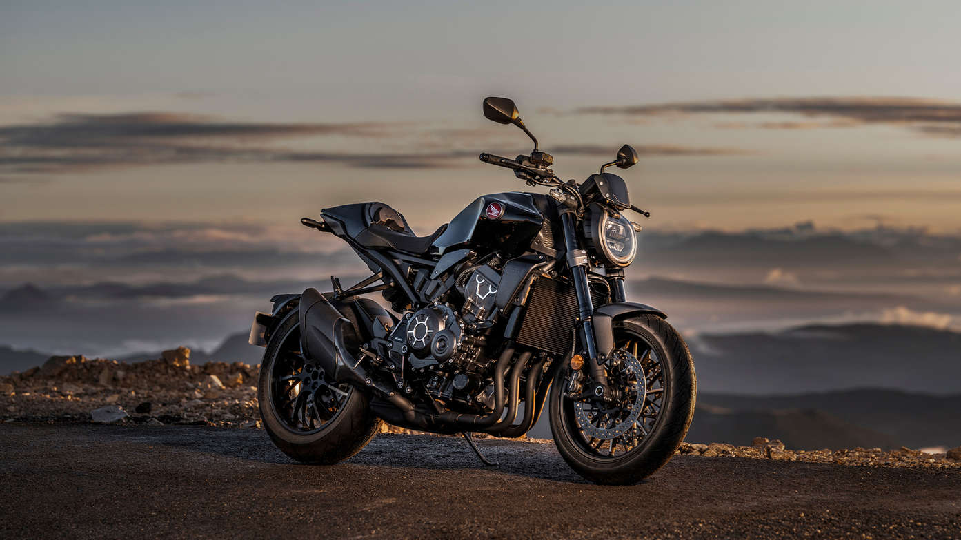 CB1000R Black Edition, 3/4-Ansicht, rechte Seite, stehend, auf einem Berggipfel