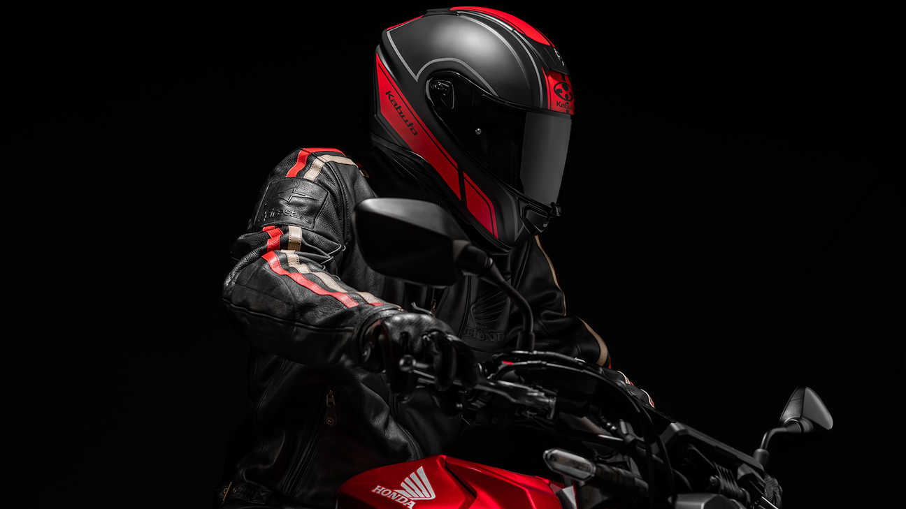 Helm Honda Kabuto, Aeroblade V – Smart Flat Black Red, rechte Seite, auf dem Kopf eines Motorradfahrers