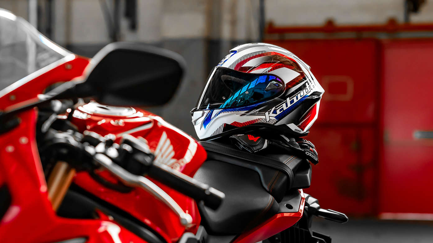 Helm Honda Kabuto, Aeroblade V – Go White Blue Red – CBR650, linke Seite, auf dem Tank eines Motorrads