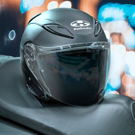 Helm Honda Kabuto, Avand II – Flat Black – aufgesetzt, 3/4-Frontansicht rechts, auf einem Motorradsitz