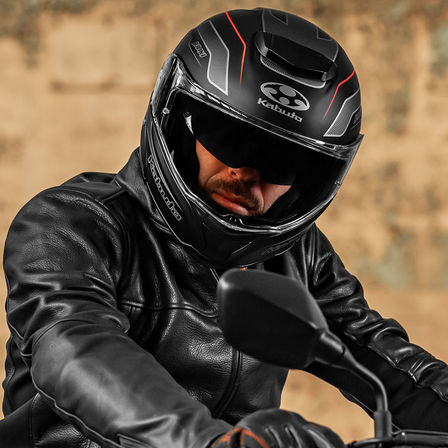 Helm Honda Kabuto, Ibuki – Envoy Flat Black– CB650F, Frontansicht, auf dem Kopf eines Motorradfahrers