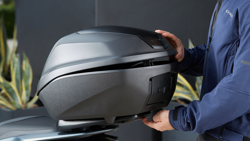 Honda NC750X auf einer Waldstraße 