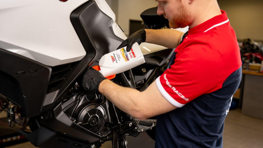 Honda NC750X auf einer Waldstraße 