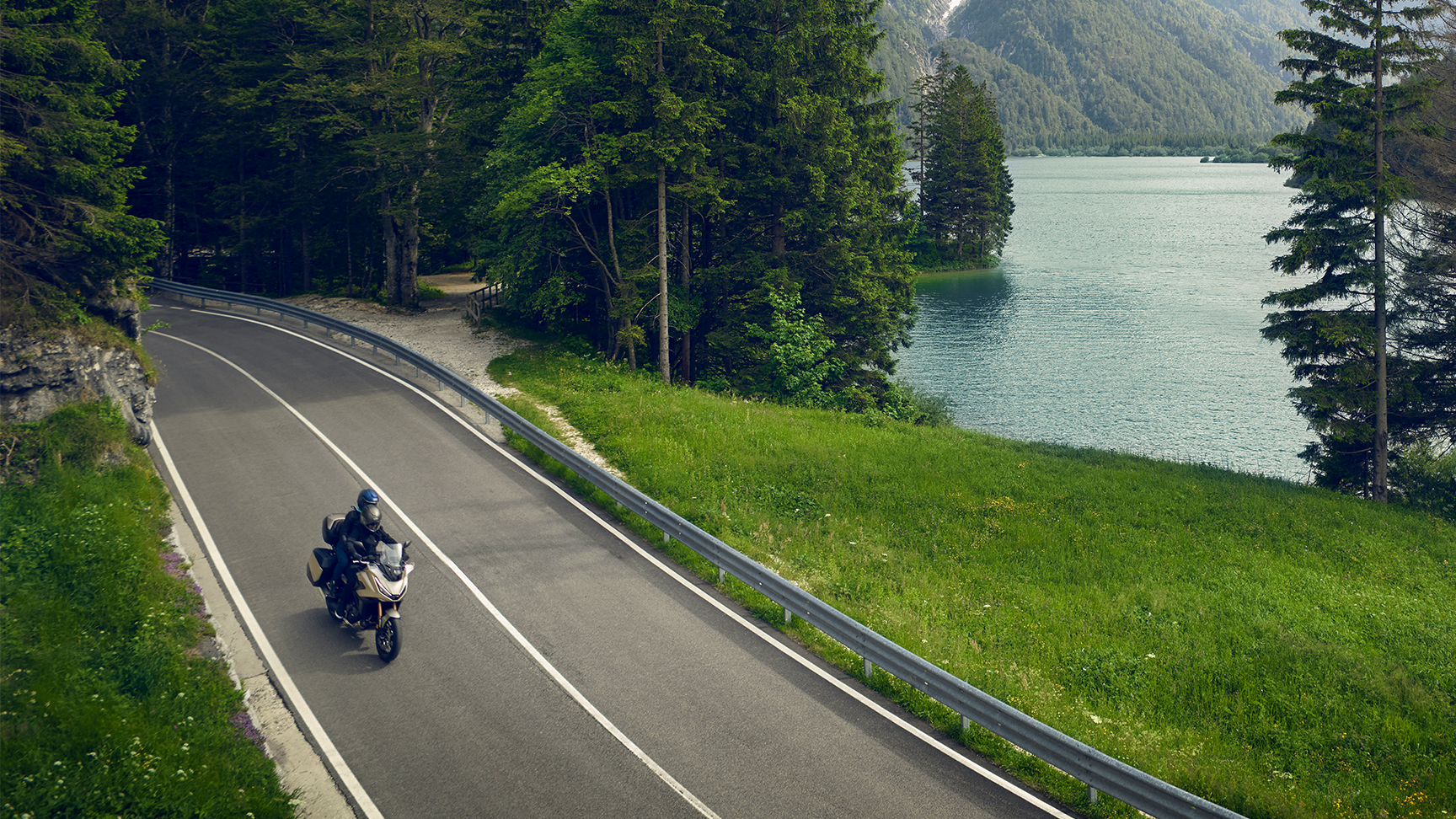 NT1100 2025, 3/4-Frontansicht auf Waldstraße