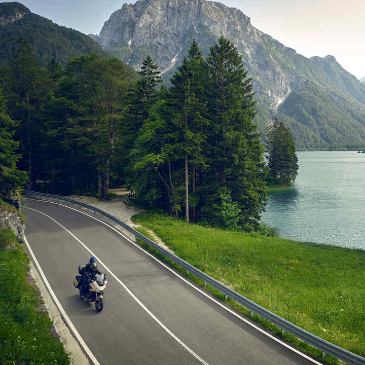 NT1100 2025, 3/4-Frontansicht auf Waldstraße