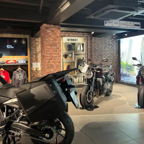 Blick von außen auf einen Honda Händler