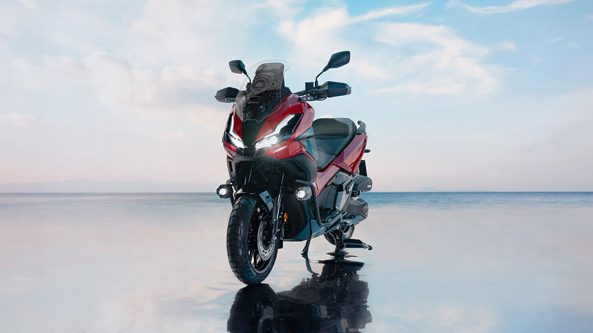 Honda ADV350 an der Küste, 3/4-Frontansicht.